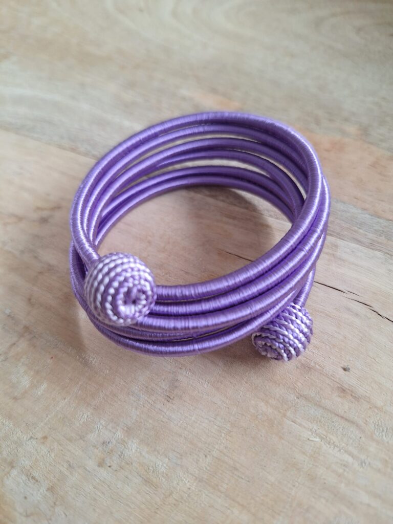 bracelet violet tissé