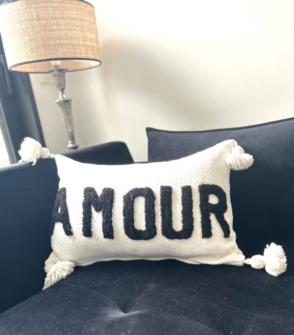 Housses de coussin "Amour" Pompons Marocains en Coton – Image 2