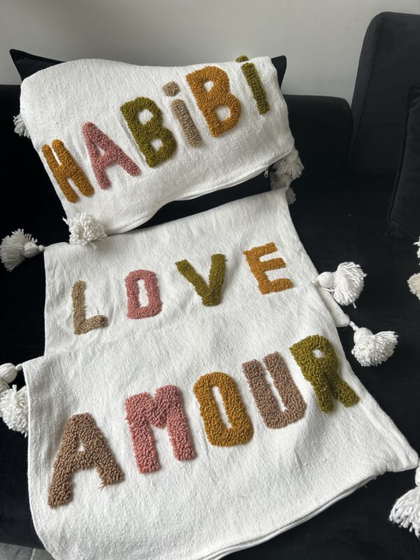Housses de coussin "Love" Pompons Marocains – Image 2